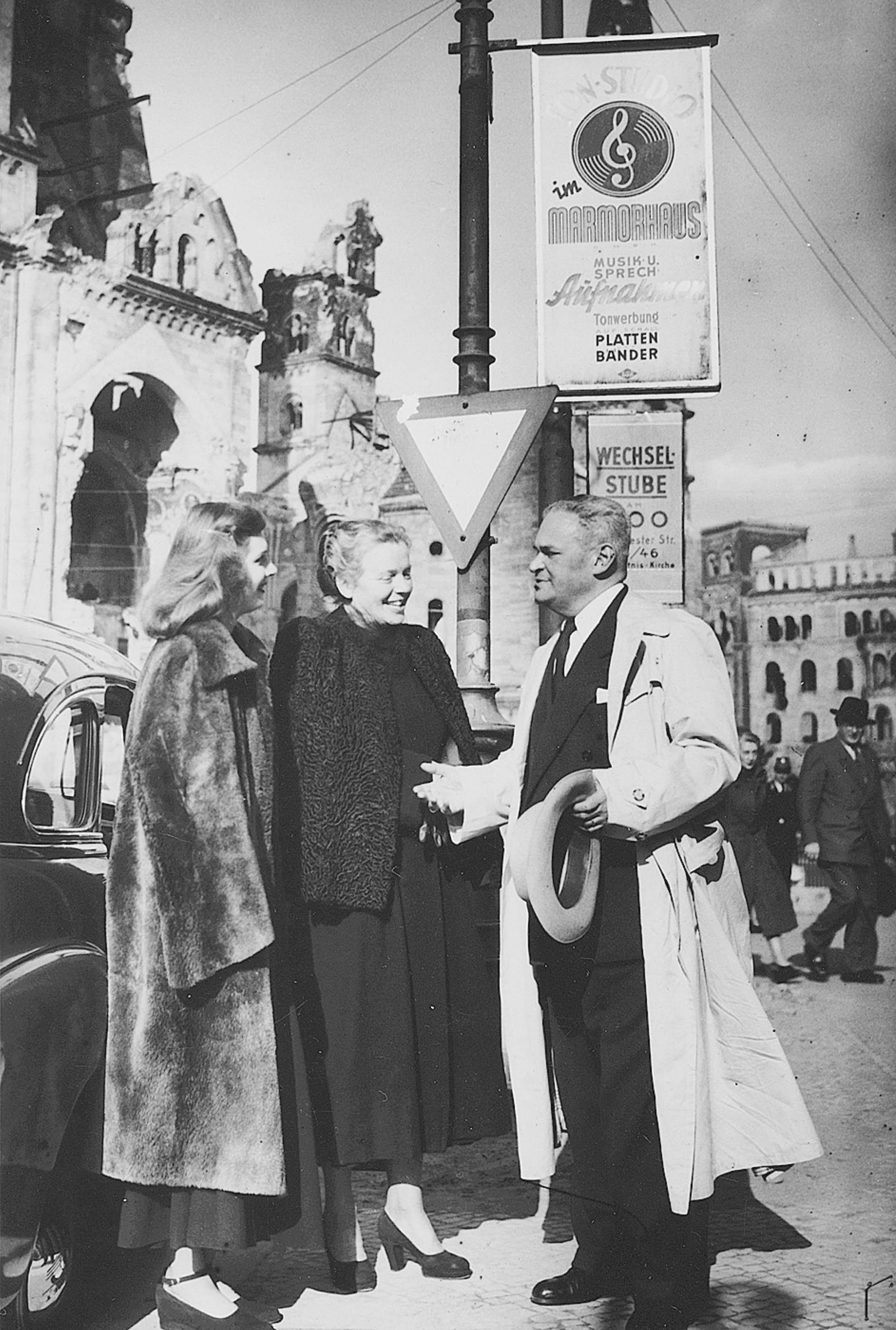 Vor der Uraufführung von „Der Ruf“ in Berlin: Fritz Kortner mit seiner Frau (Mitte) und Rosemary Murph