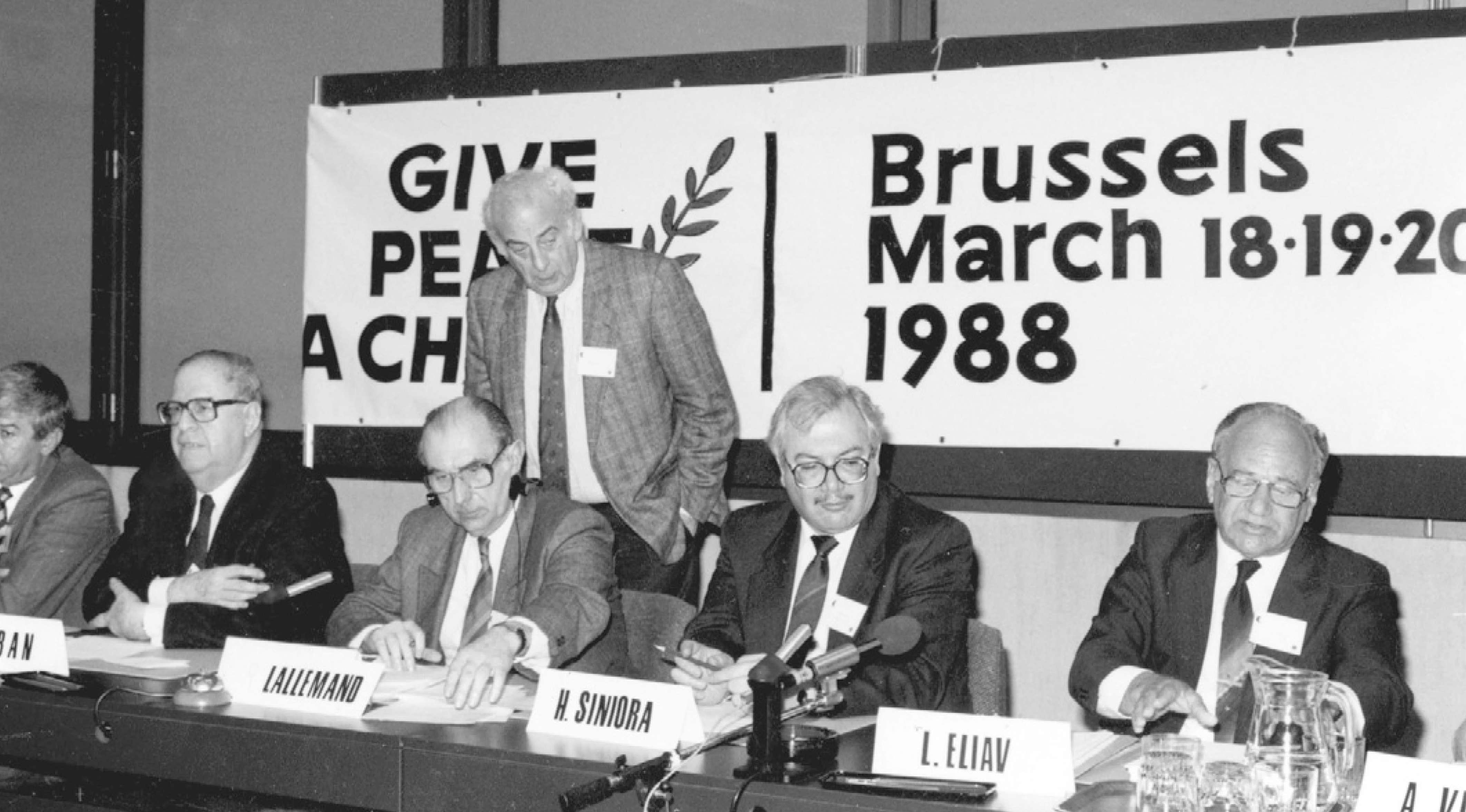 The 1989 “give peace a chance” meeting in Brussels in 1989. From left to right: Abba Eban, Roger Lallemand (Belgian senator), Hanna Siniora, Aryeh Lova Eliav. Behind them stands David Susskind, founder and president of the Jewish Secular Community Center.