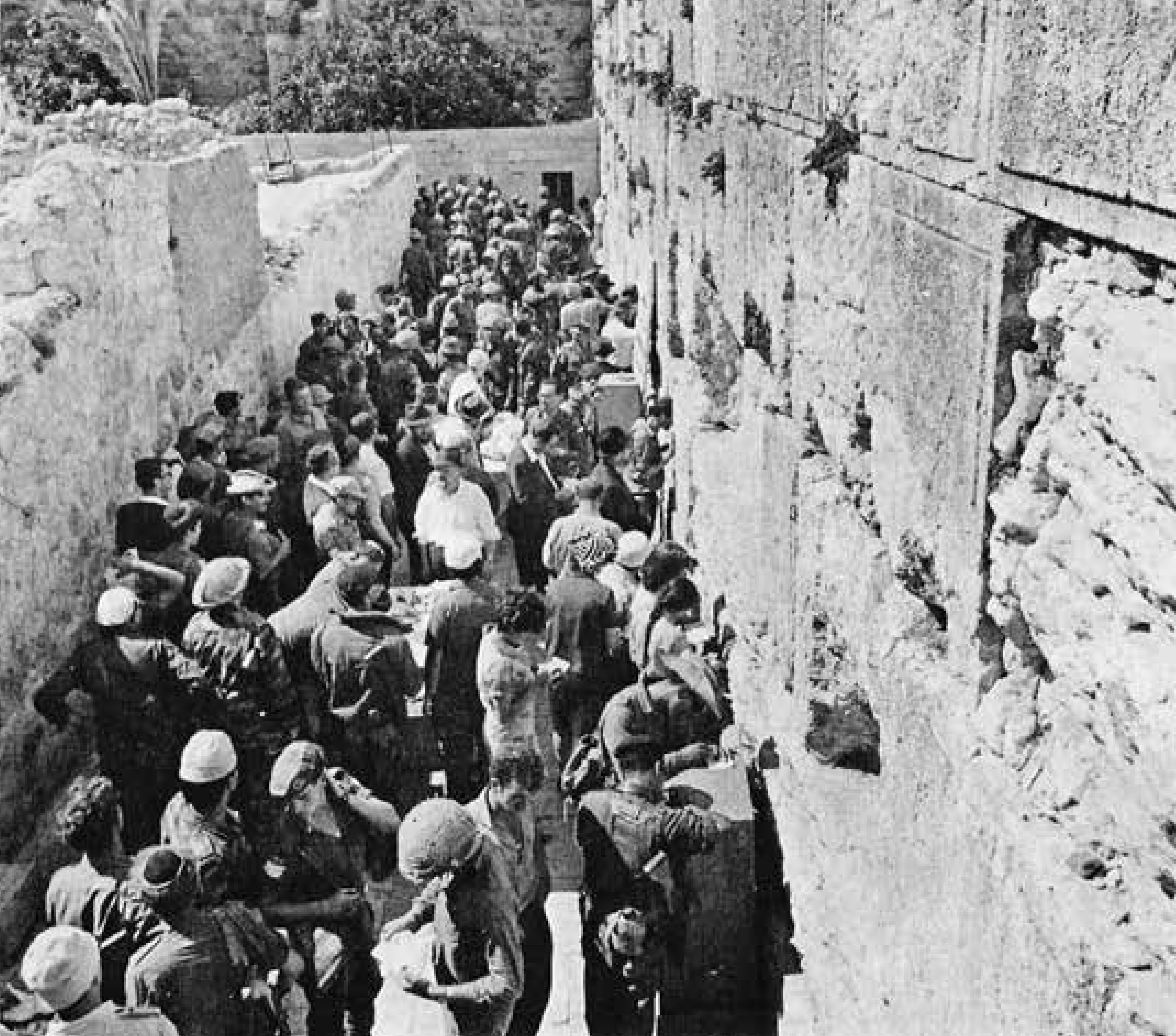 Israelische Soldaten und Besucher dicht gedrängt vor der Klagemauer kurz nach der Eroberung. Links im Bild zu sehen ist das direkt angrenzende marokkanische Viertel, das wenig später der Western Wall Plaza weicht.