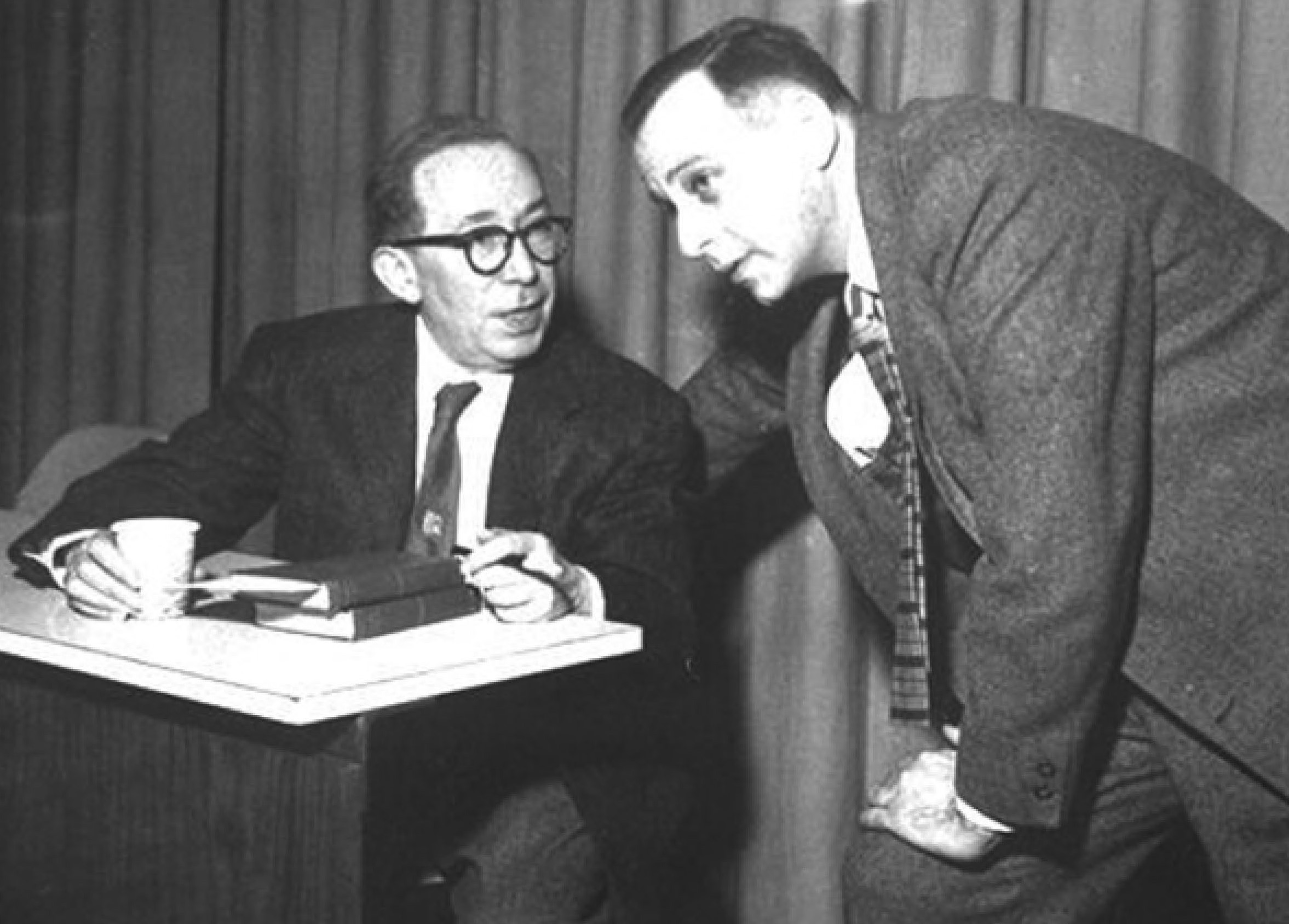 Leo Strauss (links) im Gespräch, undatiert