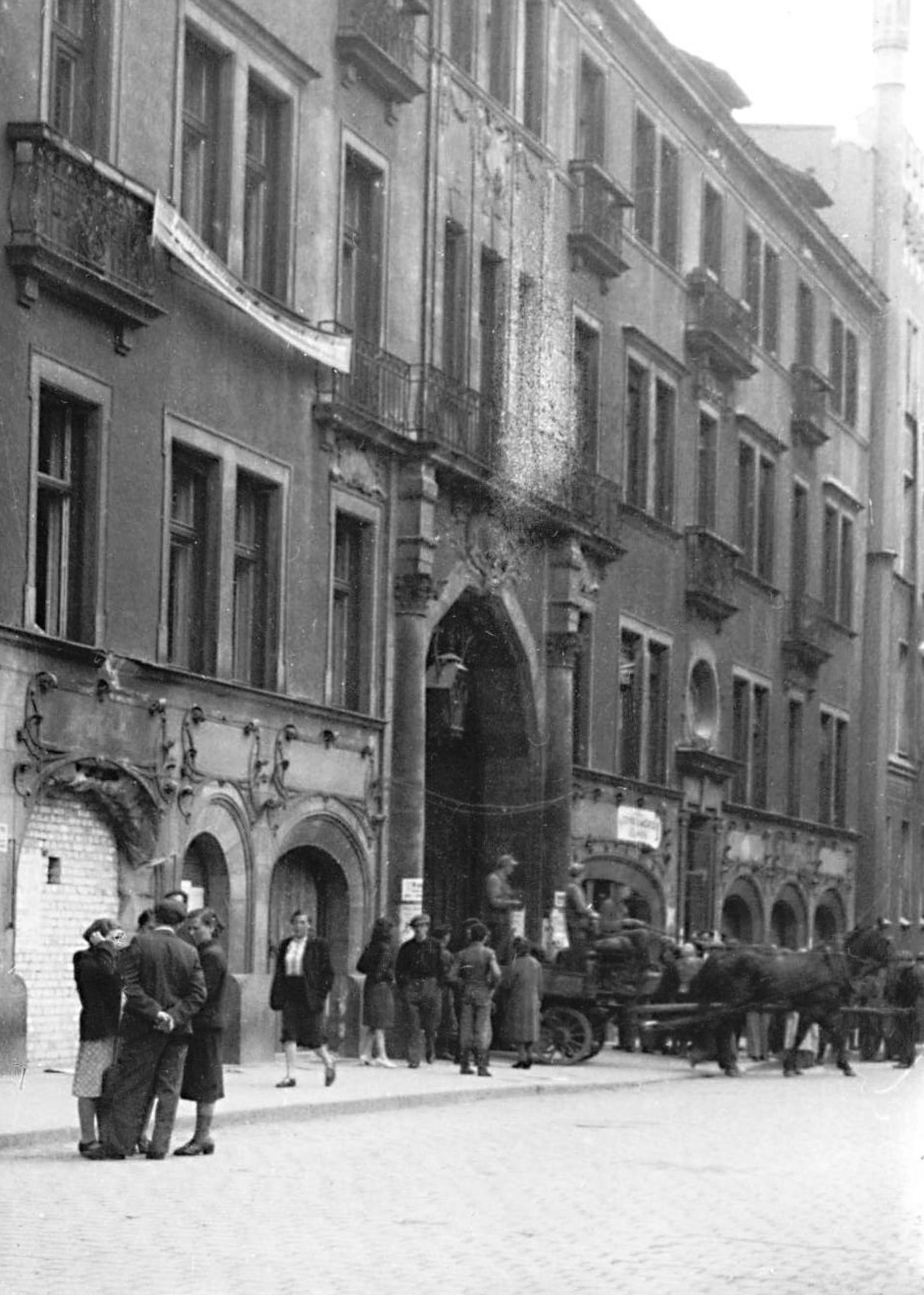 Gebäude des Woiwodschaftskomitees in der Włodkowica Straße (Wallstraße), Breslau (1945)