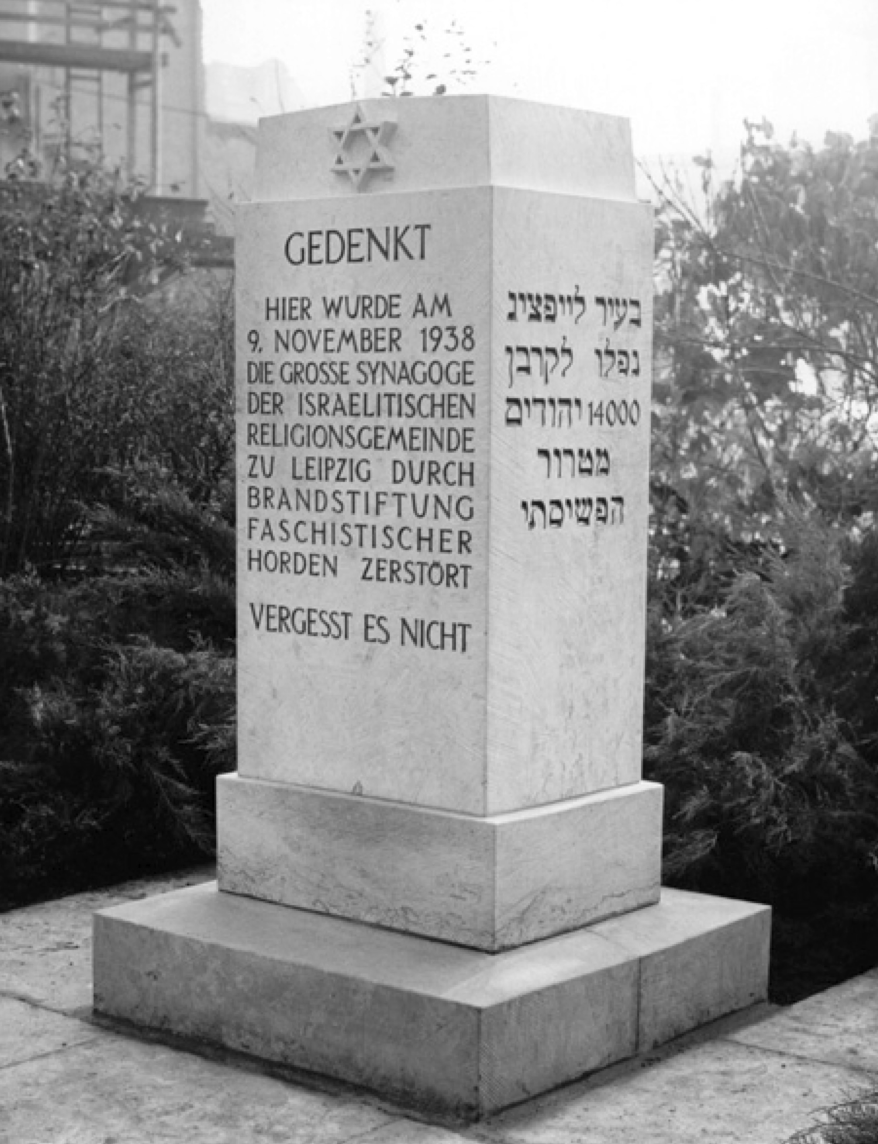 Gedenkstein in der Gottschedstraße, dem Platz, an dem bis zum 9. November 1938 die große Synagoge stand (um 1974)