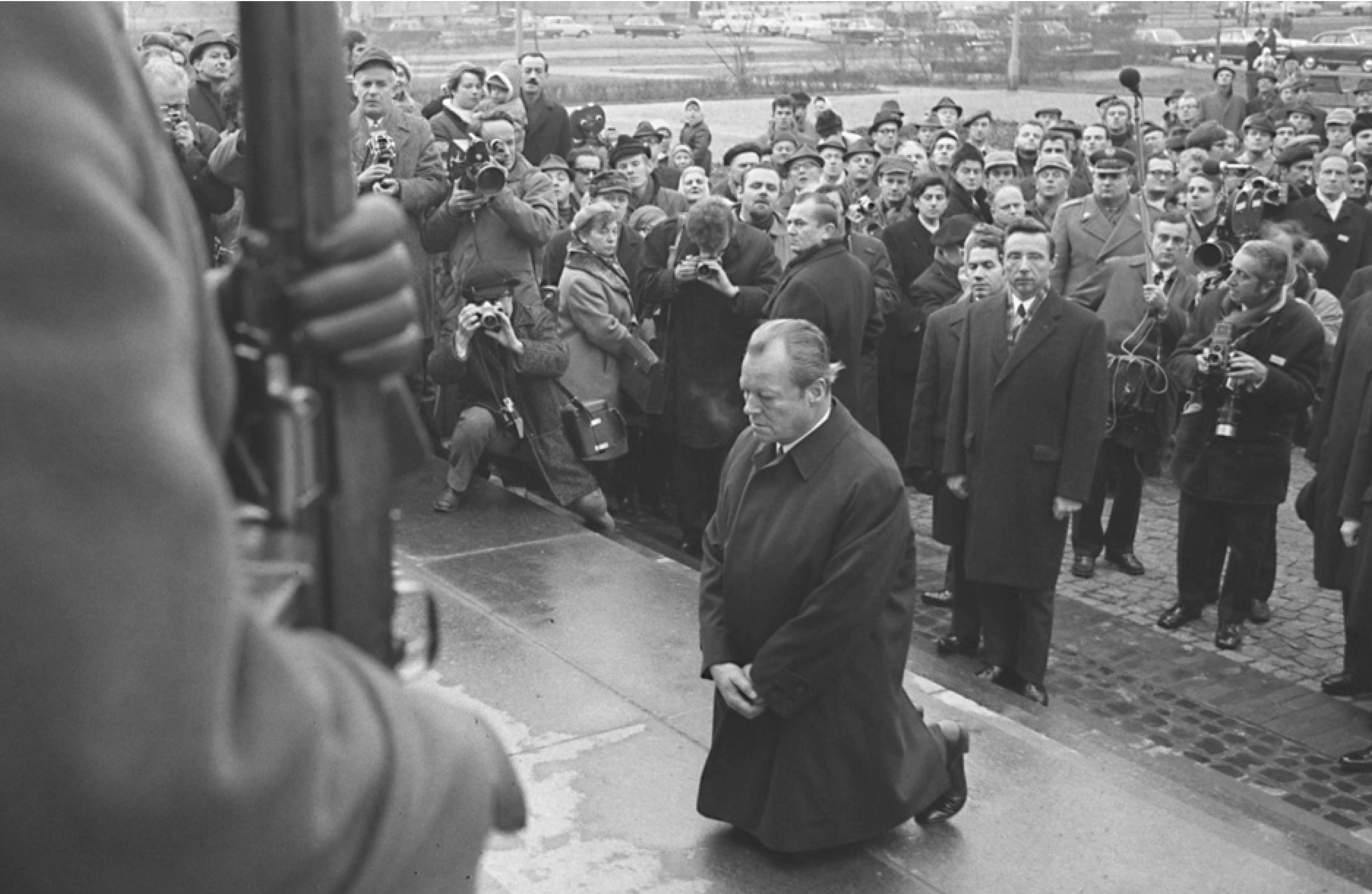 Bundeskanzler Willy Brandt gedenkt nach der Kranzniederlegung mit einem Kniefall vor dem Mahnmal der Opfer des Warschauer Ghetto-Aufstandes gegen die Nationalsozialisten (sog. „Kniefall von Warschau”)