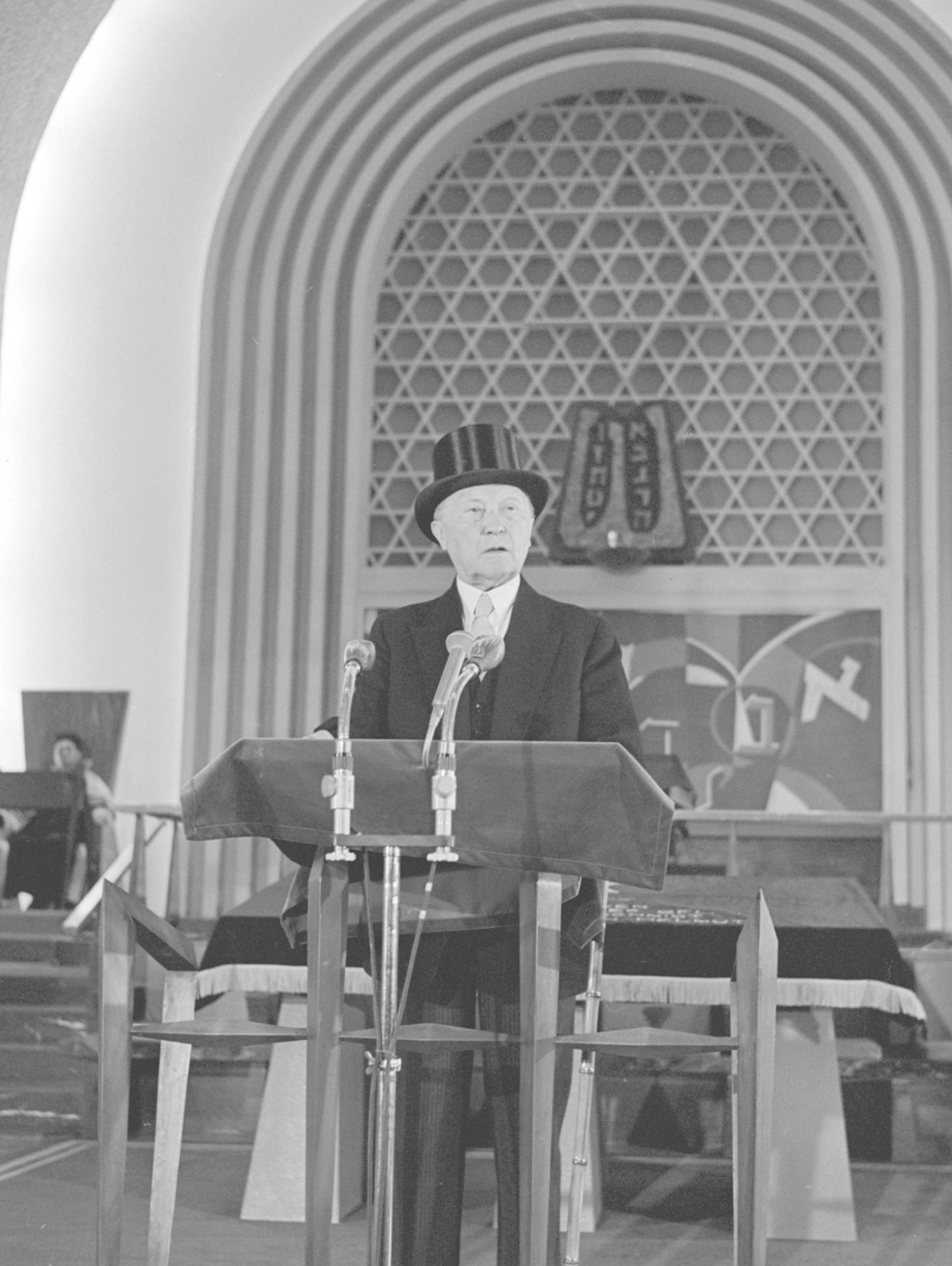 Die zunehmend engere Bindung zwischen offizieller deutscher Politik und jüdischer Gemeinschaft zeigte sich auch anlässlich der Einweihung der Kölner Synagoge am 20. September 1959: Bundeskanzler Adenauer hielt eine Rede vor der Festversammlung.