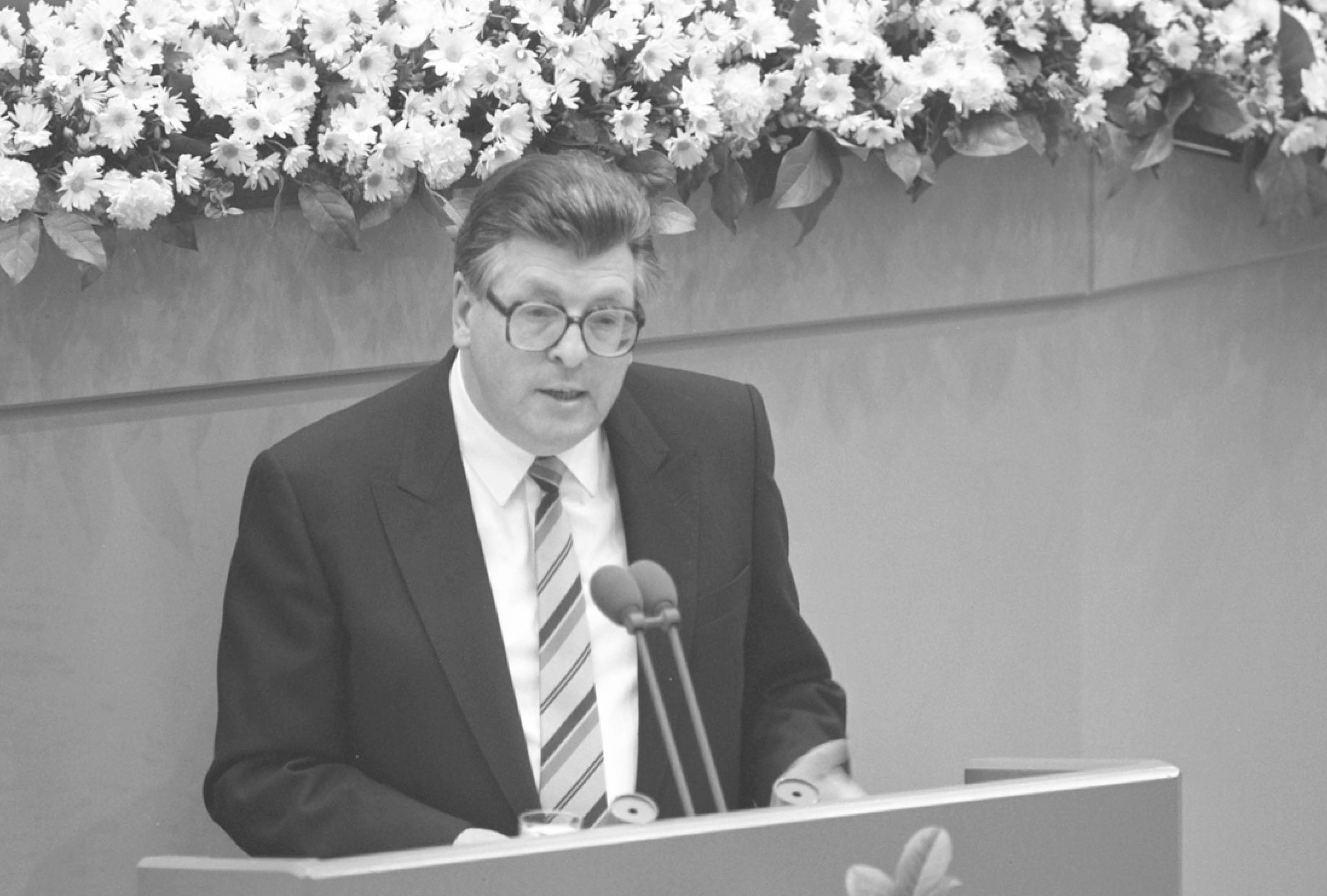 Philipp Jenninger, Präsident des Deutschen Bundestages, während seiner Rede am 10. November 1988