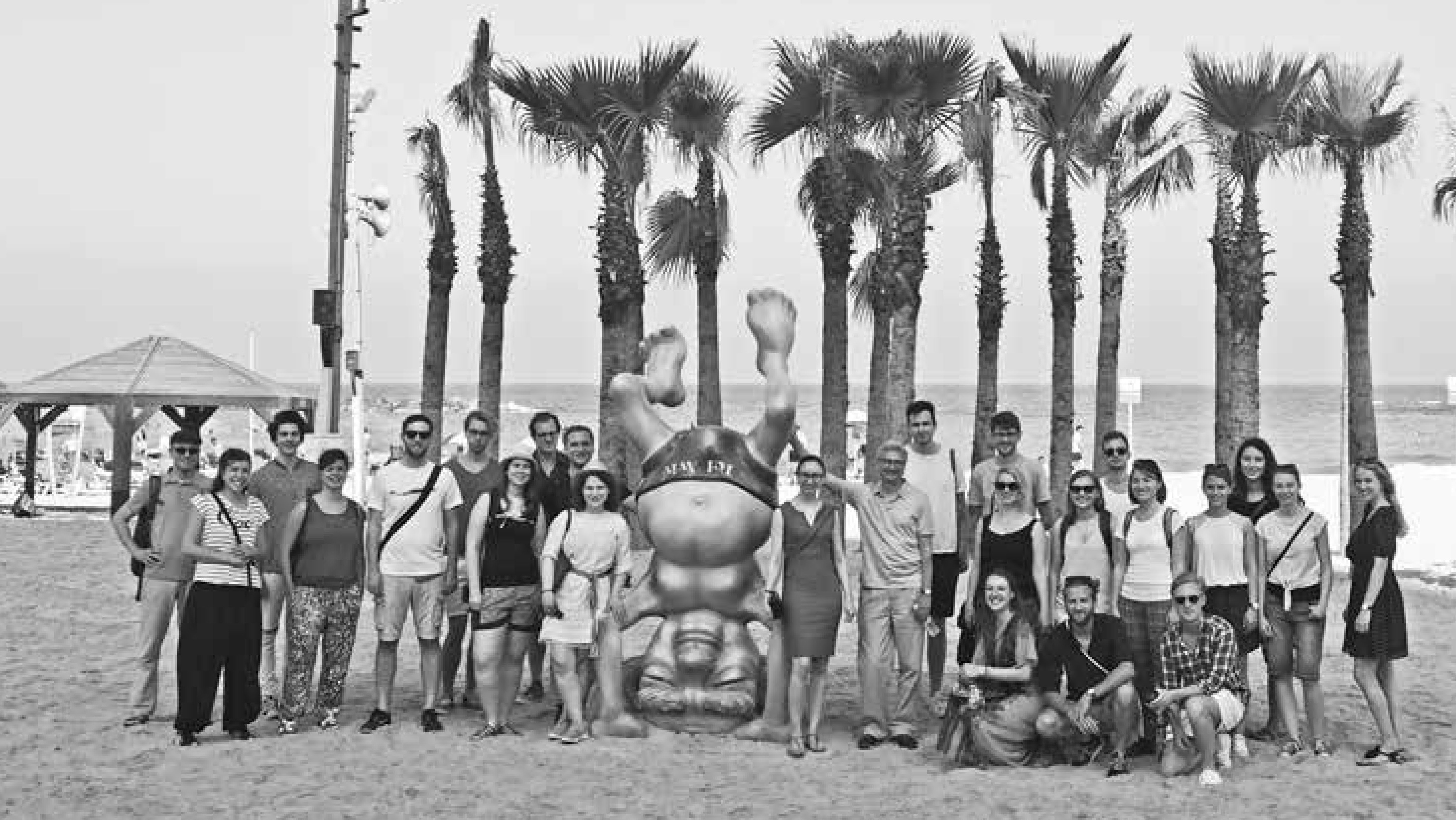 Die Exkursionsgruppe am Strand von Tel Aviv (Foto: Martin Haberl)