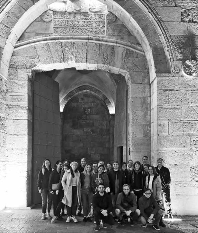 Die Studierenden mit Kerstin Schwenke und Julia Treindl vor dem Jaffa-Tor in Jerusalem